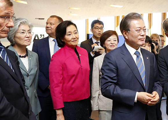 핀란드를 국빈방문 중인 문재인 대통령이 10일 오후 (현지시간) 핀란드의 오타니에미 혁신 단지 내 인재양성과 기술개발의 중심축인 알토대를 방문, 산학연 생태계를 통해 성장한 위성 분야 스타트업인 아이스아이(ICEYE) 부스에서 설명을 듣고 있다. 뒤로 문 대통령을 수행 중인 강경화 외교부 장관(왼쪽부터), 박영선 중소벤처기업부 장관, 진선미 여성가족부 장관이 보인다. 이번 순방에는 수행 장관 4명 중 3명이 여성장관으로 채워져 눈길을 끈다. (사진=저작권자(c) 연합뉴스, 무단 전재-재배포 금지)