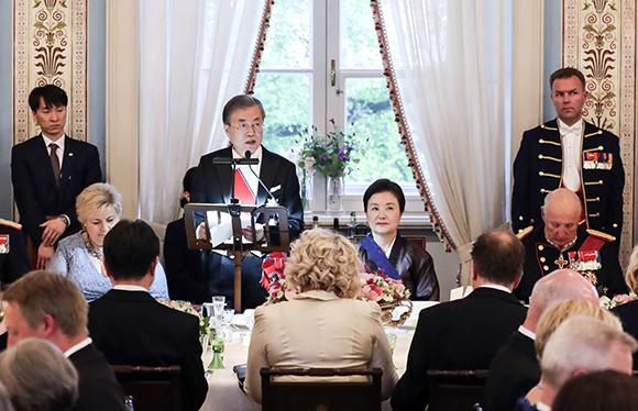 노르웨이를 국빈방문 중인 문재인 대통령이 12일 오후(현지시간) 오슬로 왕궁에서 열린 국빈만찬에서 하랄 5세 국왕의 만찬사에 대해 답사를 하고 있다. (사진=저작권자(c) 연합뉴스, 무단 전재-재배포 금지)