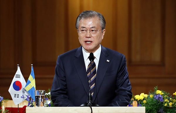 스웨덴을 국빈방문 중인 문재인 대통령이 14일 오전(현지시간) 스웨덴 스톡홀름 구 하원 의사당에서 연설하고 있다.(사진=저작권자(c) 연합뉴스, 무단 전재-재배포 금지)