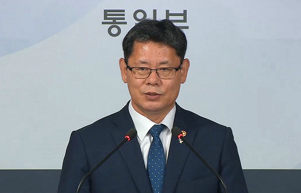 김연철 통일부 장관은 19일 브리핑을 통해 “정부는 북한의 식량상황을 고려해 그동안 세계식량계획과 긴밀히 협의한 결과 WFP를 통해 국내산 쌀 5만 톤을 북한에 지원하기로 했다”고 밝혔다.
