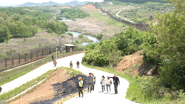 탐방객들이 ‘철원 DMZ 평화의길’ 을 걷고 있다.(사진=문화체육관광부 국민소통실)