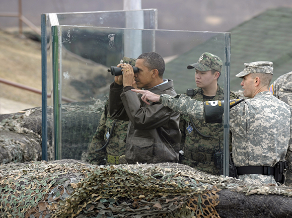 2012년 3월 25일 핵안보정상회의 참석차 한국을 방문한 버락 오바마 대통령이 DMZ 오울렛 초소를 찾아 망원경을 통해 북한쪽을 살펴보고 있다. (사진=저작권자(c) AP/연합뉴스, 무단 전재-재배포 금지)
