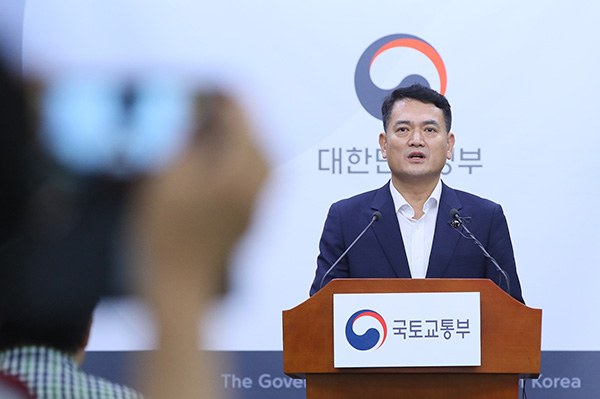 김경욱 국토교통부 2차관이 17일 세종시 정부세종청사 국토교통부에서 '타다' 등 모빌리티 플랫폼 업체의 다양한 운송서비스를 허용하는 등의 '택시제도' 개편방안을 발표하고 있다..(사진=저작권자(c) 연합뉴스, 무단 전재-재배포 금지)
