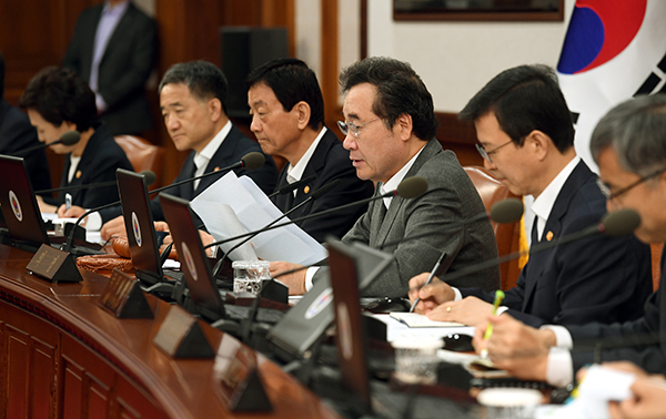 이낙연 국무총리(오른쪽 두번째)가 30일 정부서울청사에서 열린 국무회의에서 발언하고 있다.