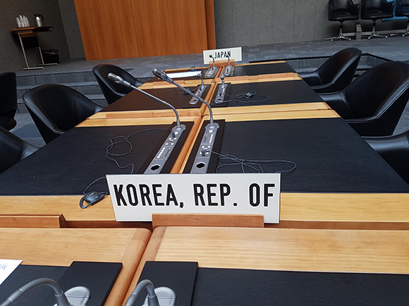지난 23일(현지시간) 스위스 제네바에서 열린 세계무역기구(WTO) 일반이사회 회의장에 한국 팻말과 일본 팻말이 나란히 배치돼 있다. (사진=저작권자(c) 연합뉴스, 무단 전재-재배포 금지)