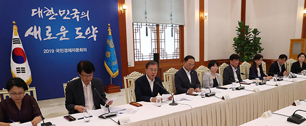 문재인 대통령이 8일 오전 청와대에서 일본 수출규제 대책 논의를 위한 국민경제자문회의를 주재하고 있다. (사진=저작권자(c) 연합뉴스, 무단 전재-재배포 금지)