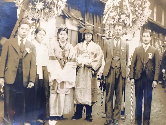 이순애 씨 외할머니의 결혼식. 일본에서 치러진 결혼식이지만 신랑은 사모관대를 신부는 족두리에 연지곤지를 찍은 전통복식 차림이다.
