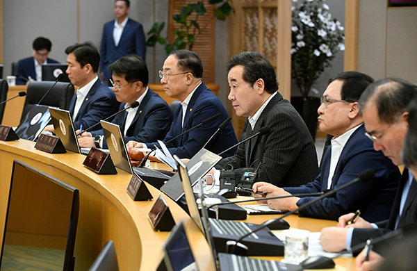 이낙연 국무총리가 20일 세종시 정부세종청사에서 열린 국무회의에서 모두발언하고 있다.