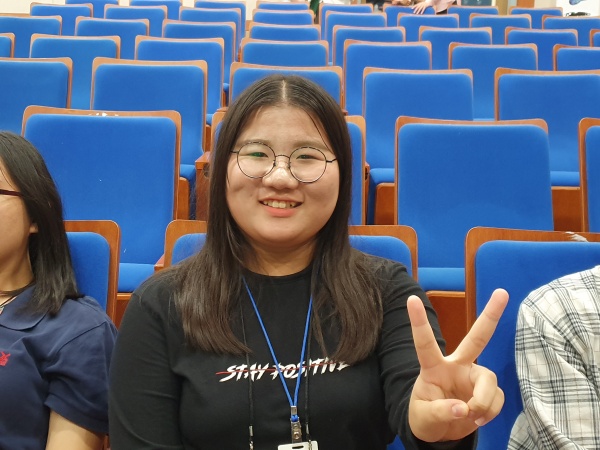 전통문화에 대한 관심과 함께 자신의 꿈에 대해 인터뷰에 응해 준 기현지 학생이 활짝 웃고 있다.
