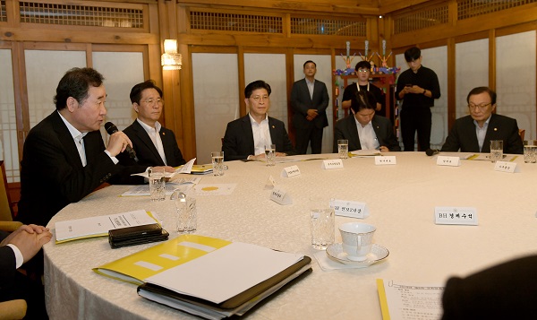 이낙연 국무총리가 27일 서울 삼청동 국무총리 공관에서 열린 고위당정청협의회에서 발언하고 있다.