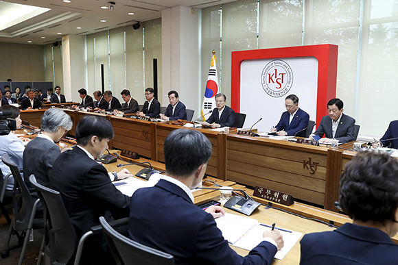 문재인 대통령이 10일 오전 서울 성북구 한국과학기술연구원(KIST)에서 열린 현장 국무회의를 주재하고 있다. (사진=청와대)