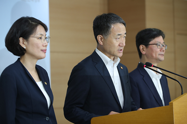 정부는 2017년 제1차 기초생활보장 종합계획을 발표하면서 지난 2년동안 급여별 보장성을 강화하고 부양의무자 기준 단계적 폐지를 시행하여 비수급빈곤층 43만명을 새로 지원했다. 사진은 2017년 8월 제1차 기초생활보장 종합계획을 발표하고 있는 박능후 보건복지부 장관. (사진=저작권자(c) 연합뉴스, 무단 전재-재배포 금지)