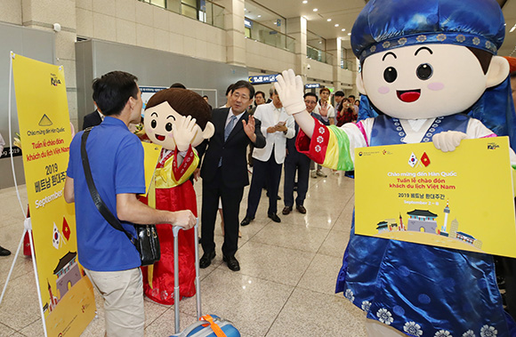 지난 2일 오전 인천국제공항에서 ‘베트남 환대주간’ 행사의 하나로 열린 공항 환영 행사에서 박양우 문화체육관광부 장관이 베트남 관광객들을 반갑게 맞이하고 있다. 문화체육관광부는 중화권과 동남아권 관광객 유치를 확대하기 위해 ‘베트남 환대주간’에 이어 11월에는 ‘아세안 환대주간’을 운영하고, 재정투입을 확대하는 등 외국인 관광객 수요 다변화 대책을 추진하고 있다. (사진=저작권자 (c) 연합뉴스. 무단전재-재배포금지)