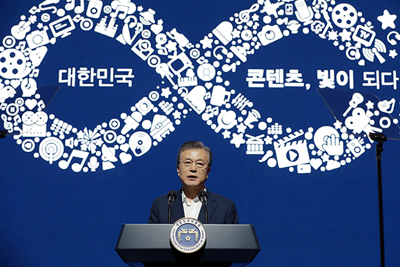 문재인 대통령이 17일 오후 서울 동대문구 콘텐츠인재캠퍼스에서 열린 콘텐츠산업 3대 혁신전략 발표회에서 비전 발표를 하고 있다. (사진=청와대)