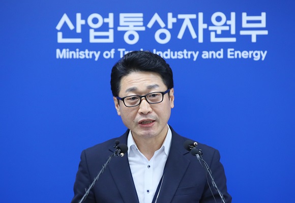 이호현 산업통상자원부 무역정책관이 17일 세종시 정부세종청사 산업통상자원부에서 일본을 백색국가에서 제외하는 전략물자 수출입고시 개정안의 관보 게재와 시행에 대해 설명하고 있다. (저작권자(c) 연합뉴스, 무단 전재-재배포 금지)