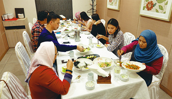 한국을 방문한 말레이시아 무슬림 언론인들이 서울의 한 식당에서 할랄 한식을 먹고 있다.(사진=한국관광공사)