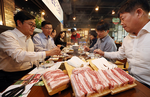 15일 오후 대구시 서구 대구경북양돈조합 직영음식점에서 열린 돼지고기 소비촉진 행사에서 참석자들이 국내산 삼겹살을 시식하고 있다..(사진=저작권자(c) 연합뉴스, 무단 전재-재배포 금지)