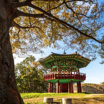 유금필 장군 사당의 뒤편으로 자리하고 있는 팔각정