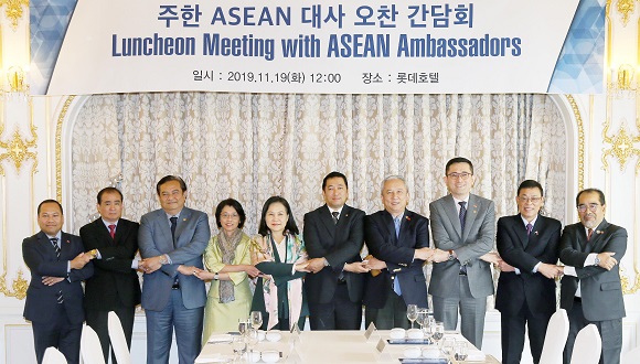 유명희 통상교섭본부장이 19일 오후 서울 중구 롯데호텔에서 열린 주한 아세안(ASEAN) 대사 오찬 간담회에서 한-아세안 특별 정상회의의 성공적 개최와 아세안측의 관심과 협조를 당부하고 있다.(사진=산업통상자원부 제공)