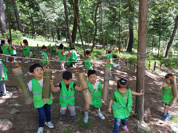 유아숲체험원에서 체험 학습 중인 어린이들.