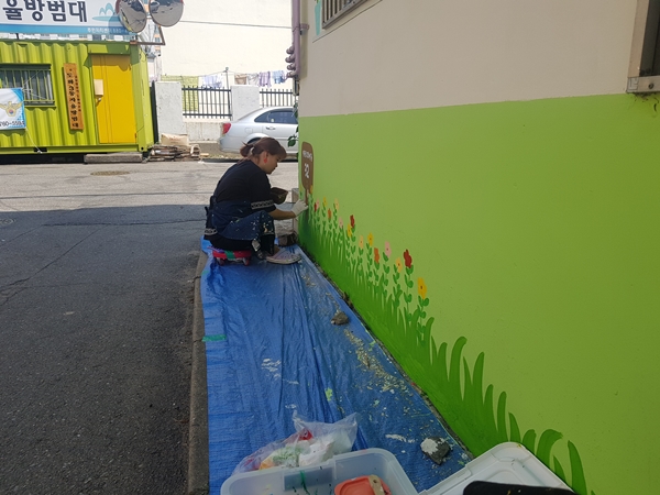 미술 전공자인 취업 준비생을 계약직 근로자로 고용하여 도로명 벽화 마을을 조성했다. 
