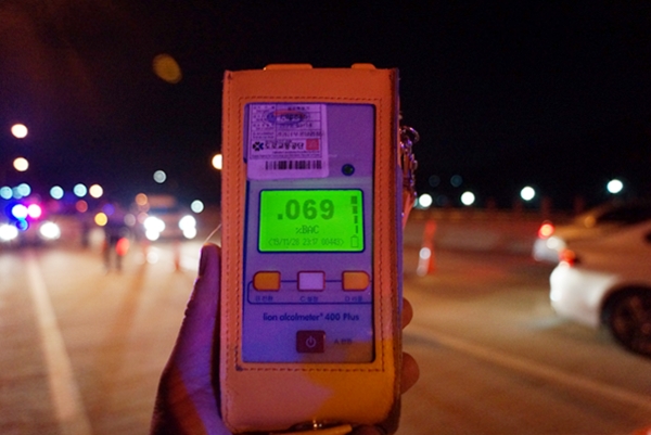 음주감지기로 적발된 음주운전자는 음주측정기로 다시 측정을 한다.