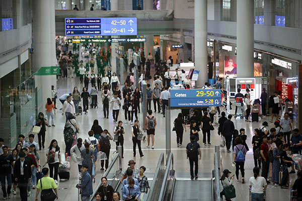 여행객 등으로 붐비고 있는 인천공항.(사진=저작권자(c) 연합뉴스, 무단 전재-재배포 금지)