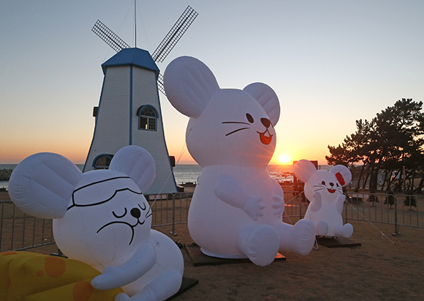 동해안 일출을 가장 먼저 볼 수 있는 울산시 울주군 서생면 간절곶에서 흰 쥐 조형물 너머로 해가 뜨고 있다. (사진=저작권자(c) 연합뉴스, 무단 전재-재배포 금지)