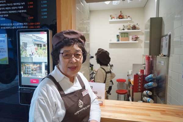 어르신바리스타 정웅희씨(75세)는 5년째 카페에서 일하고 있다.