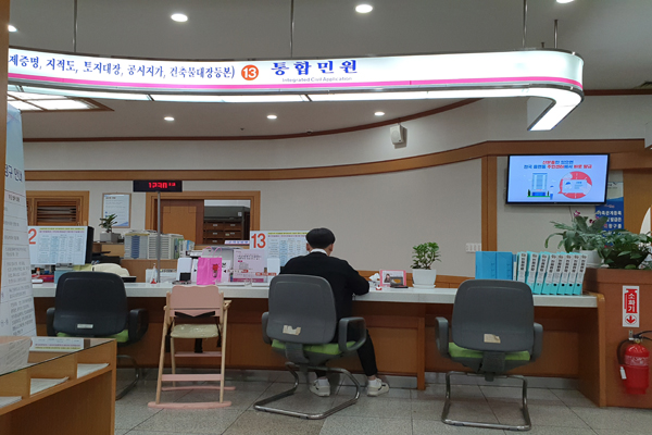 군데군데 아기의자가 함께 배치돼 있어 어린이를 동반한 시민들이 편하게 민원업무를 볼 수 있도록 배려한 점이 눈길을 끌었다.