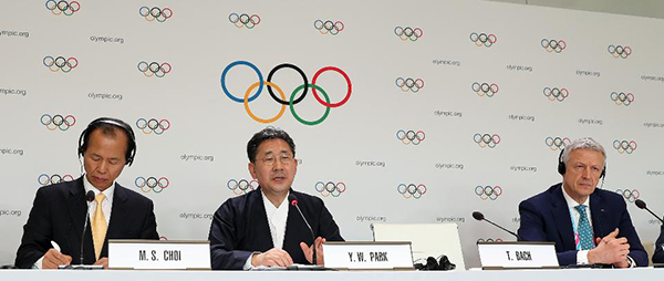 박양우 문화체육관광부 장관이 10일 제135회 국제올림픽위원회(IOC) 총회가 열린 스위스 로잔 스위스 테크 컨벤션 센터(STCC)에서 2024 동계청소년올림픽의 강원도 개최가 확정된 뒤 기자회견을 하고 있다. (사진=문화체육관광부)