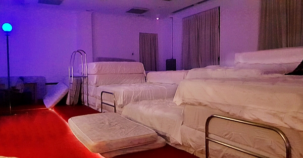 정돈되지 않아 털썩 내려놓을 수 있는 큰 방 가득한 침대매트들. 