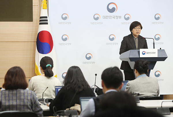 정은경 질병관리본부장이 23일 정부서울청사에서 설 연휴 신종 코로나바이러스 감염 주의를 당부하고 있다. (사진=저작권자(c) 연합뉴스, 무단 전재-재배포 금지)