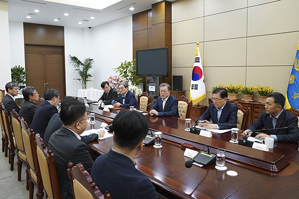 문재인 대통령이 2일 오후 청와대에서 신종 코로나바이러스 관련 감염병 전문가와 간담회를 하고 있다. (사진=청와대)