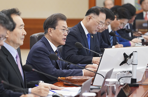 문재인 대통령이 18일 청와대에서 국무회의를 주재하고 있다. (사진=청와대)