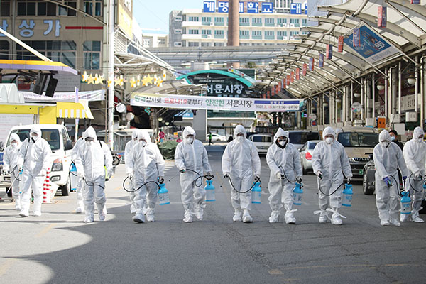 지난 23일 오후 코로나19 여파로 임시휴업을 한 대구시 중구 서문시장에서 상가연합회 관계자들이 방역작업을 하고 있다. (사진=저작권자(c) 연합뉴스, 무단 전재-재배포 금지)