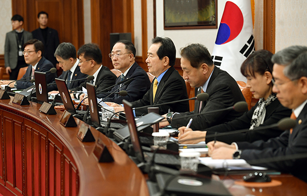 정세균 국무총리가 25일 정부서울청사에서 열린 국무회의에서 발언하고 있다.