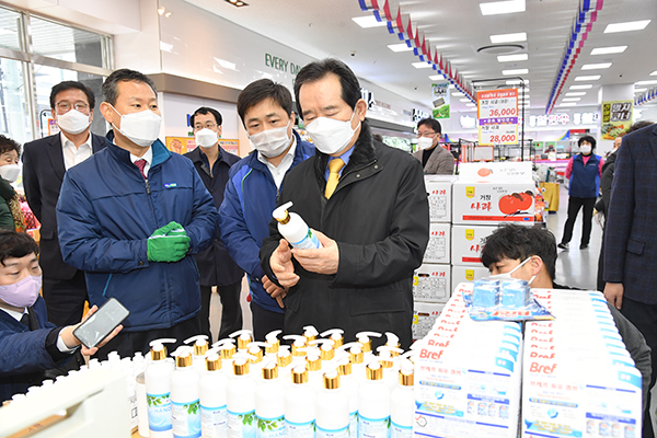정세균 국무총리가 28일 대구축산농협본점 하나로마트를 찾아 관계자의 설명을 들으며 손세정제 등의 물품을 살펴보고 있다.