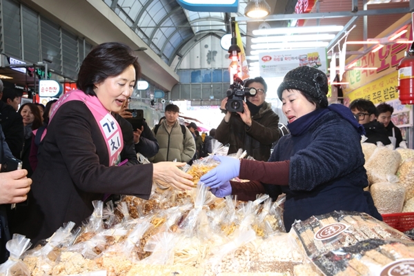 박영선중소벤처기업부장관이 지난 1월 강동구 암사종합시장을 방문해 물건을 사고 있다.(출처=중소벤처기업부)