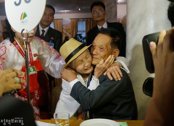 2018년 8월 20일 금강산호텔에서 열린 제21차 남북 이산가족 단체상봉 행사에서 남측 이금섬 할머니가 아들 리상철씨를 만나 기뻐하고 있다.(사진=국민소통실 )