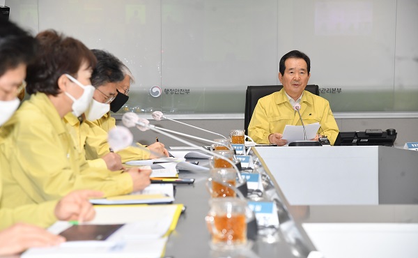 정세균 국무총리가 28일 정부서울청사 중앙재난안전상황실 서울상황센터에서 열린 코로나19 대응 중앙재난안전대책본부 회의를 주재하며 발언하고 있다.