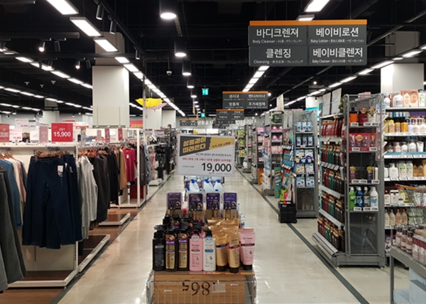 코로나19로 대형마트도 손님이 없다. 감염 확산을 막는 것 다음으로 경기를 살리는 것이 시급하다. 이런 상황에서 재난지원금은 우리 경제의 마중물이 될 것이다.
