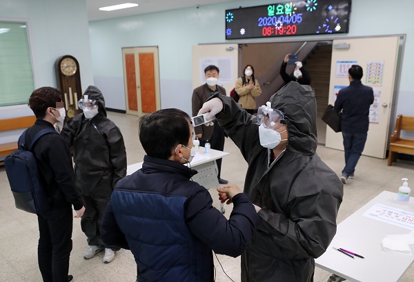 5일 오전 서울 용산공업고등학교에서 열린 ‘2020년 제1회 기능사 실기시험’에서 응시자들이 발열 확인을 받고 있다. (저작권자(c) 연합뉴스, 무단 전재-재배포 금지) 