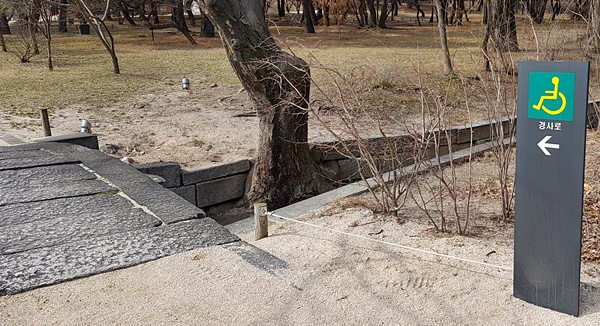 창경궁에서는 눈에 띄게 휠체어 표시를 해두었다. 