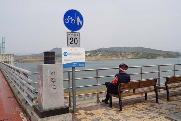 남한강 여주보에서 자전거를 타고 온 시민이 마스크를 벗고 쉬고 있다.