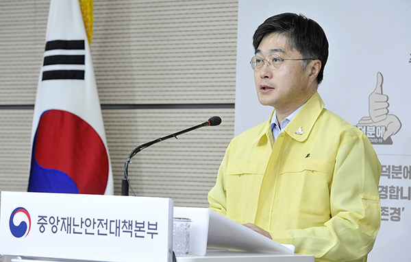 윤태호 중앙사고수습본부 방역총괄반장(보건복지부 공공보건정책관)이 12일 세종시 정부세종청사에서 코로나19 대응 중앙재난안전대책본부 회의 결과 등 정례브리핑을 하고 있다. (사진=보건복지부 제공)