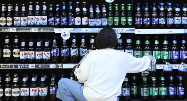19일 서울 시내 한 대형마트 주류 코너에 대형매장용 맥주가 진열돼 있다. 이날 발표된 주류 규제 개선안에 따르면 소주, 맥주의 가정용, 대형매장용 판매 구분이 사라지게 된다. (저작권자(c) 연합뉴스, 무단 전재-재배포 금지)