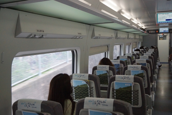 KTX 중 탑승률이 50% 이하인 열차에 한해 창가 좌석을 우선 배정한다.