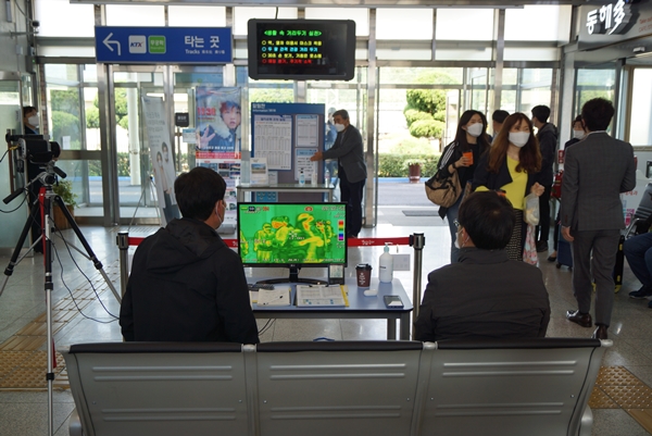 해역에 내리니 출구 앞에 열화상 카메라로 승객들의 온도를 체크한다.