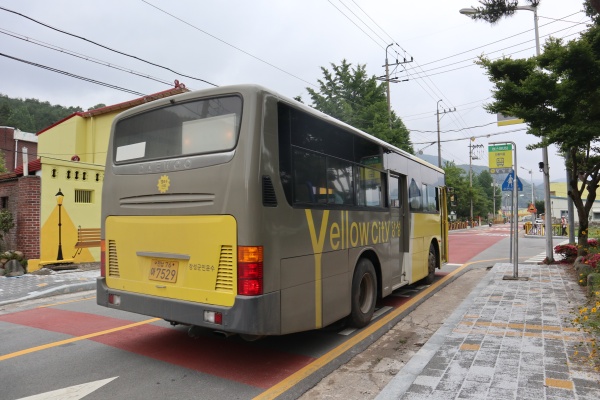 장성 북하마을을 달리는 군내버스.